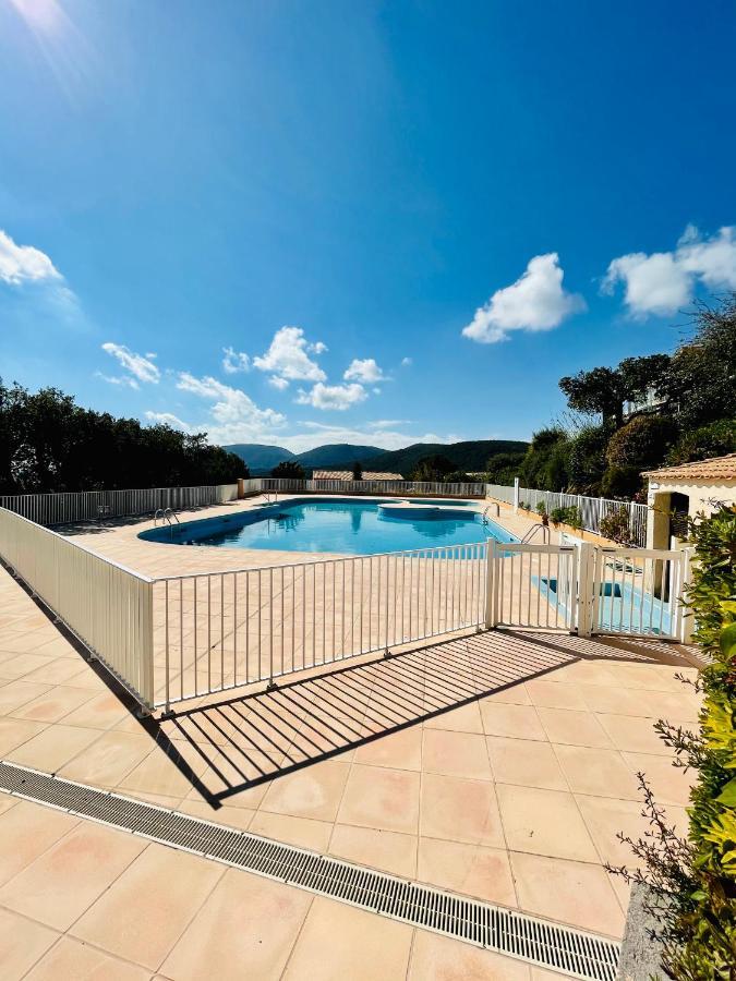 Superbe T2 Avec Vue Mer Et Piscine La Croix-Valmer Exterior photo